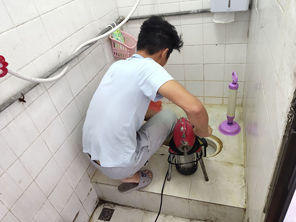万秀肥皂掉到马桶里把马桶堵住了怎么办？马桶堵住了怎么办