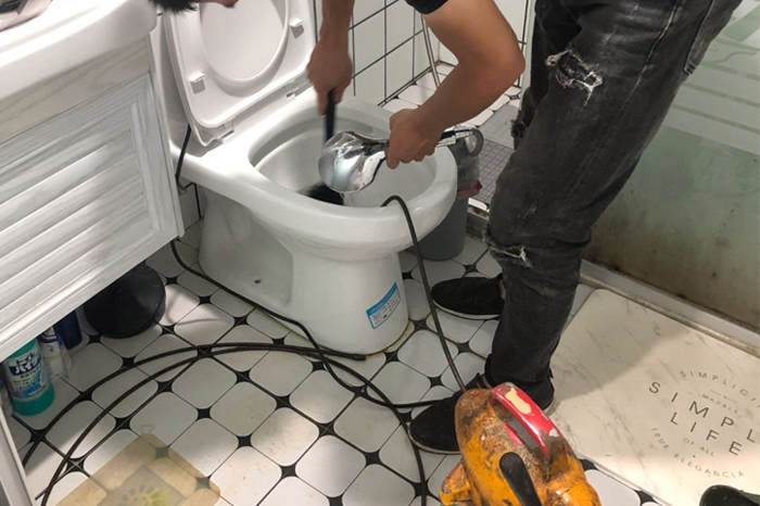 万秀马桶堵塞自己疏通还是找师傅?专业上门服务让你省时更省心